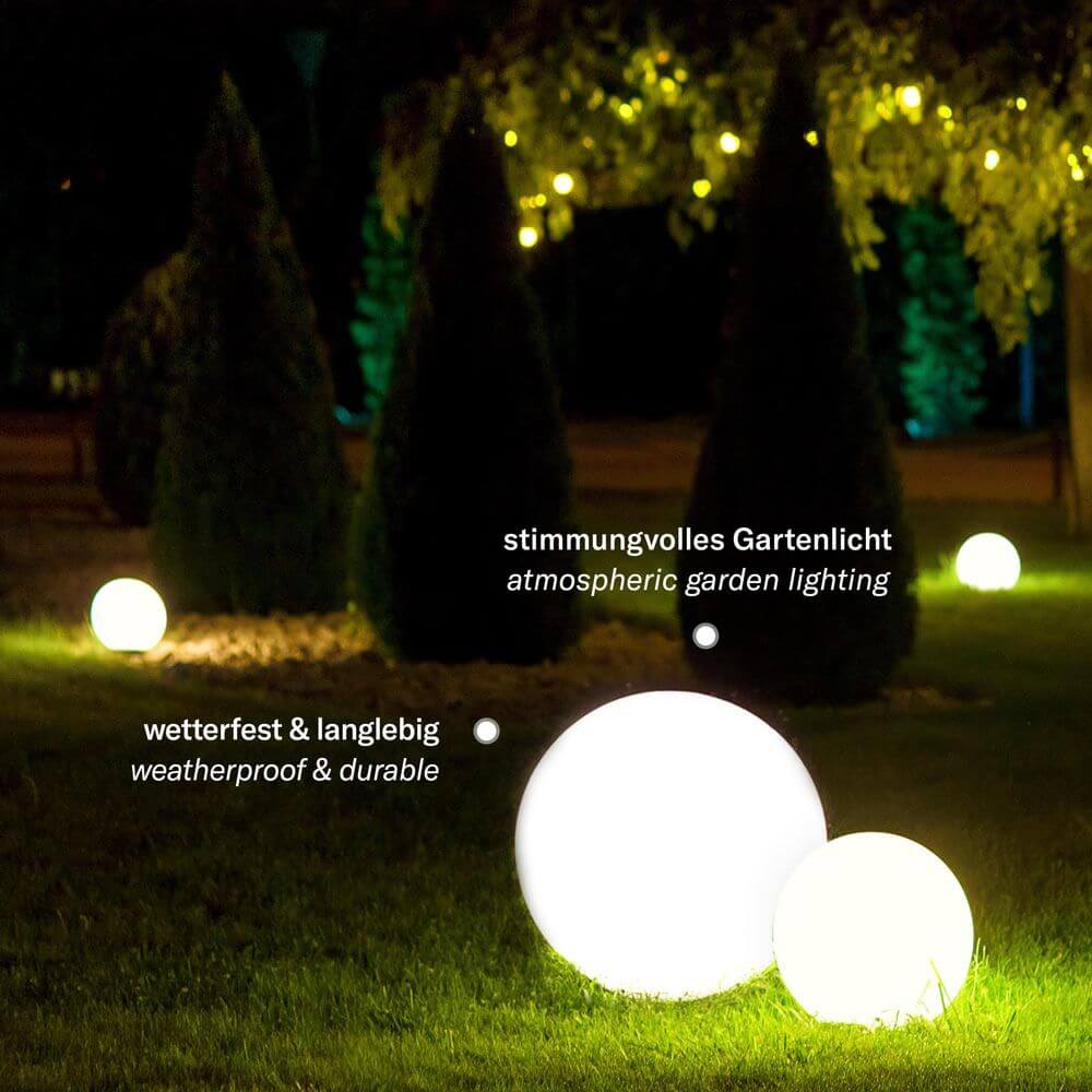 s.luce Globe pro langlebige Garten Außenkugel Weiß mit stimmungsvollem Gartenlicht bei Nacht