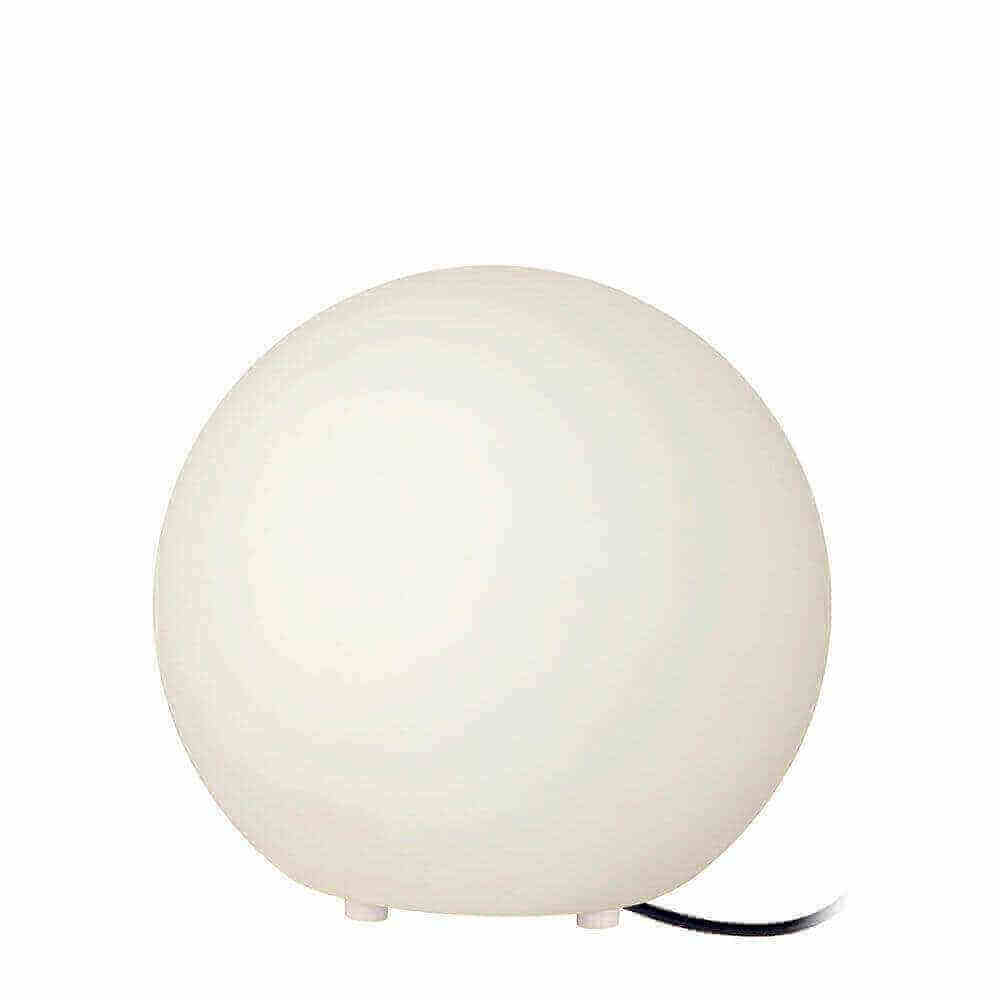 Modern rund bordslampa av vitt glas med minimalistisk form och kabel.