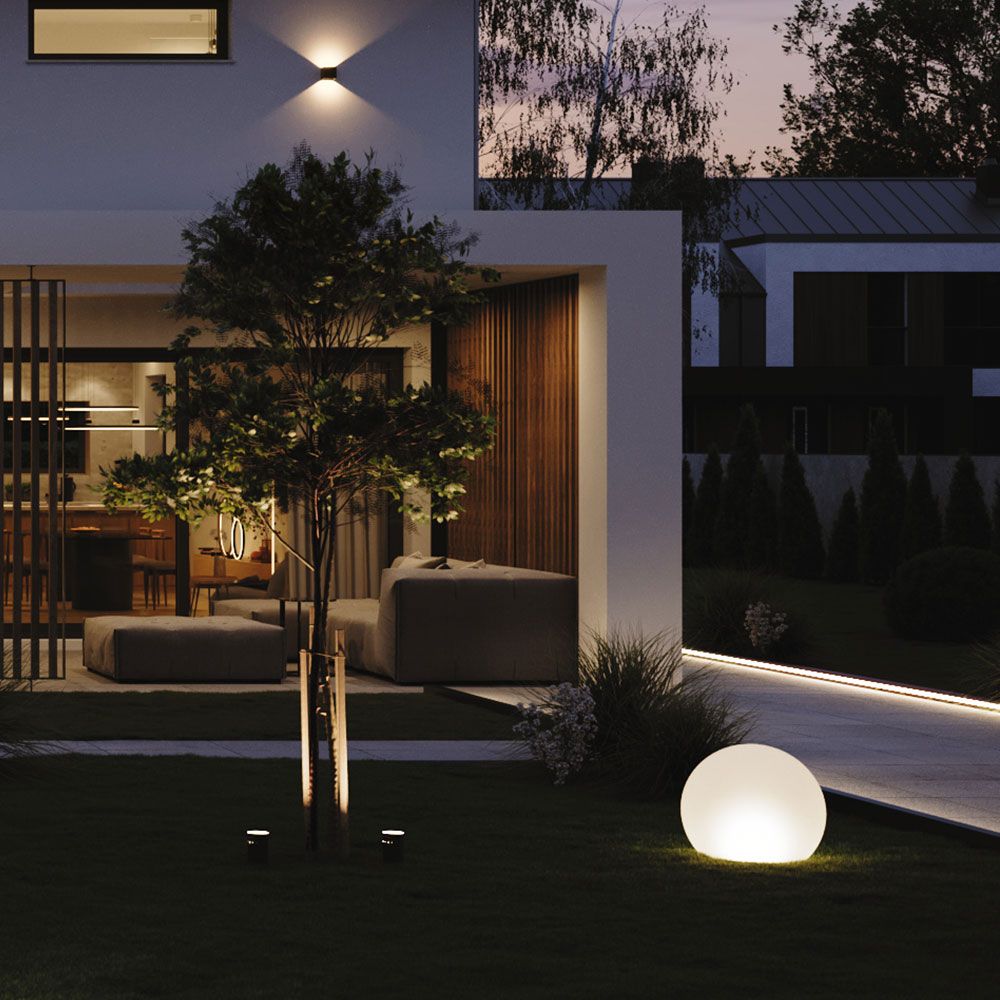 s.luce Globe pro Garten Außenkugel Weiß im stimmungsvollen Ambiente bei Nacht.