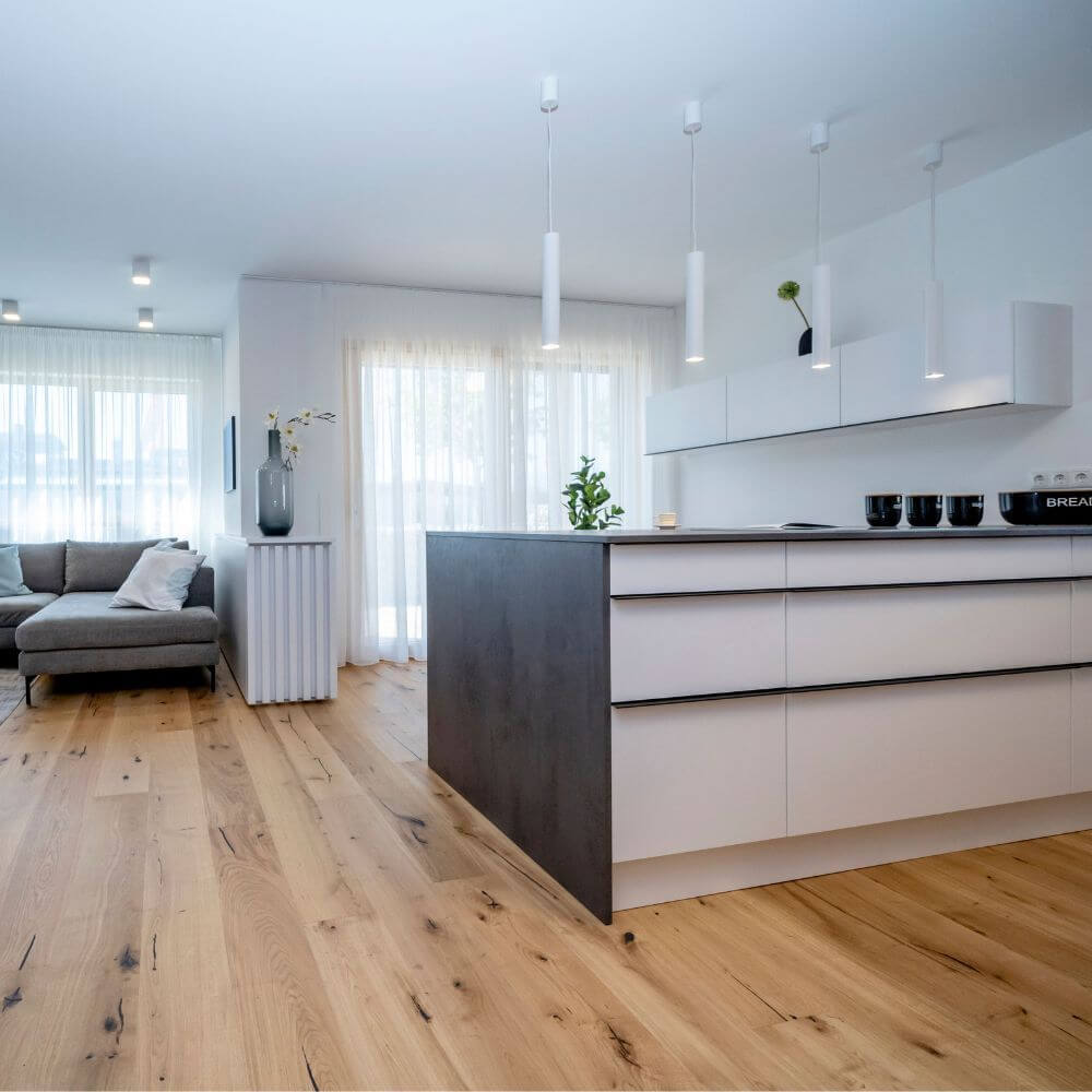 s.luce Lampada a sospensione moderna Crutch a forma di cilindro in un soggiorno moderno con elementi da cucina.