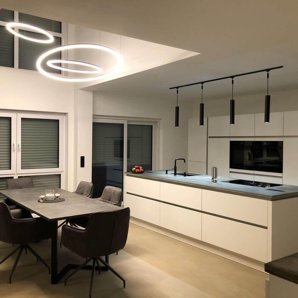 s.luce Lampada a sospensione moderna Crutch a forma di cilindro in una cucina moderna con arredo minimalista.