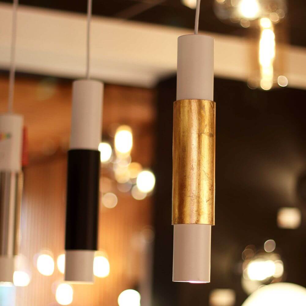 s.luce Moderne Hängelampe Crutch Zylinderform in stylischem, minimalistischen Design mit goldener Akzentuierung.