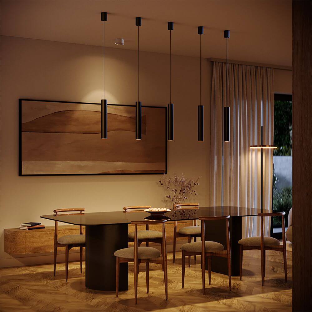 s.luce Moderne Hängelampe Crutch Zylinderform im modernen Esszimmer mit minimalistischer Einrichtung.