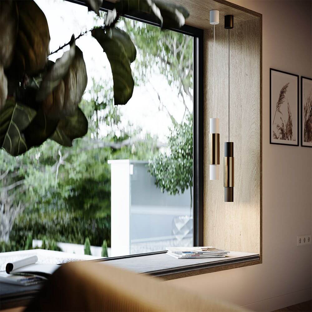 s.luce Hängelampe Crutch in moderne Einrichtung mit großem Fenster und Pflanzen im Hintergrund.