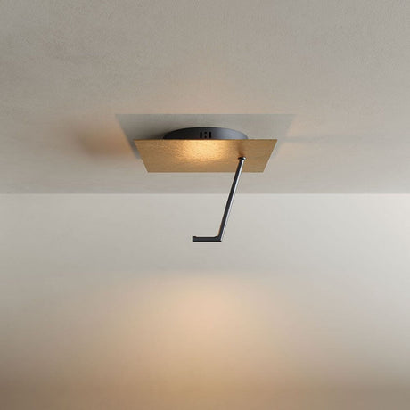 s.luce Hook LED Wand- und Deckenlampe in modernem Design mit hakenförmigem Reflektor und warmem Licht.