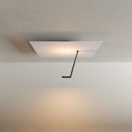 s.luce Hook LED Wand- und Deckenlampe in modernem Design mit markantem Reflektor-Arm und gutem Licht.