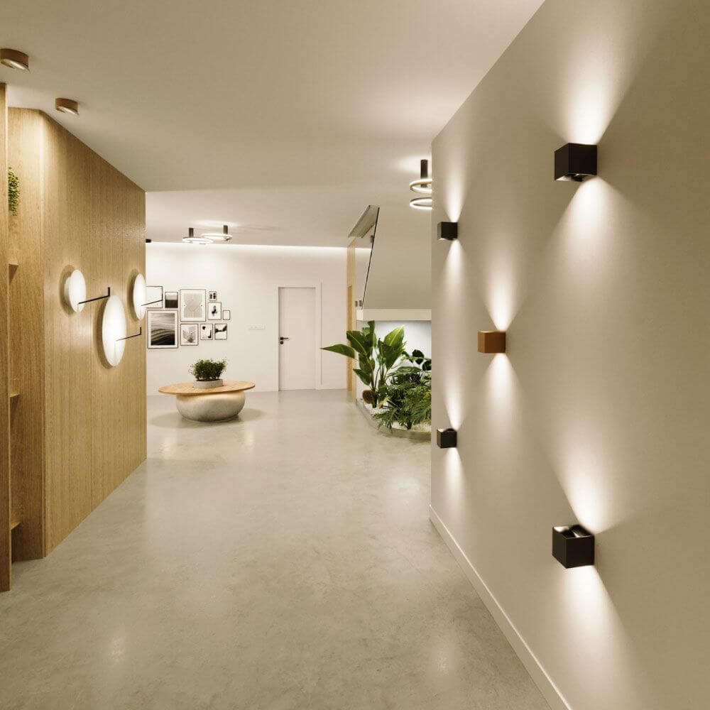 Moderne Ixa Wandleuchten in einem stilvollen Flur, mit harmonischer Lichtakzentuierung in verschiedenen Designs.