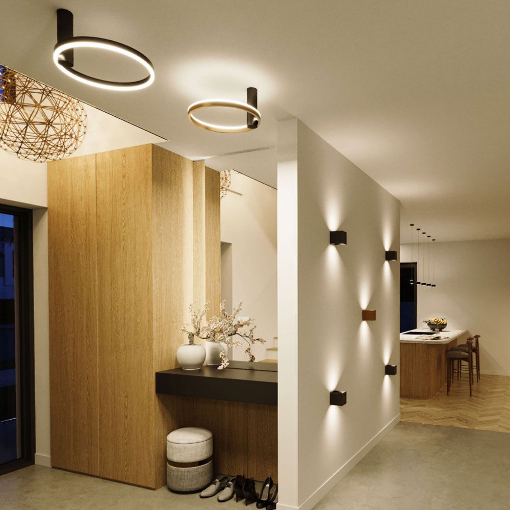 Moderne Ixa Wandleuchte mit quadratischer Abdeckung in stilvollem Wohnraum-Design.