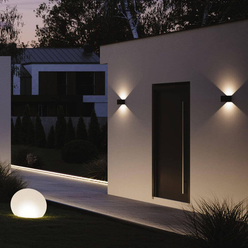 Moderne buitenverlichting met decoratieve lichtkegel en -bal, ideaal voor tuin- en huisingangstyling.
