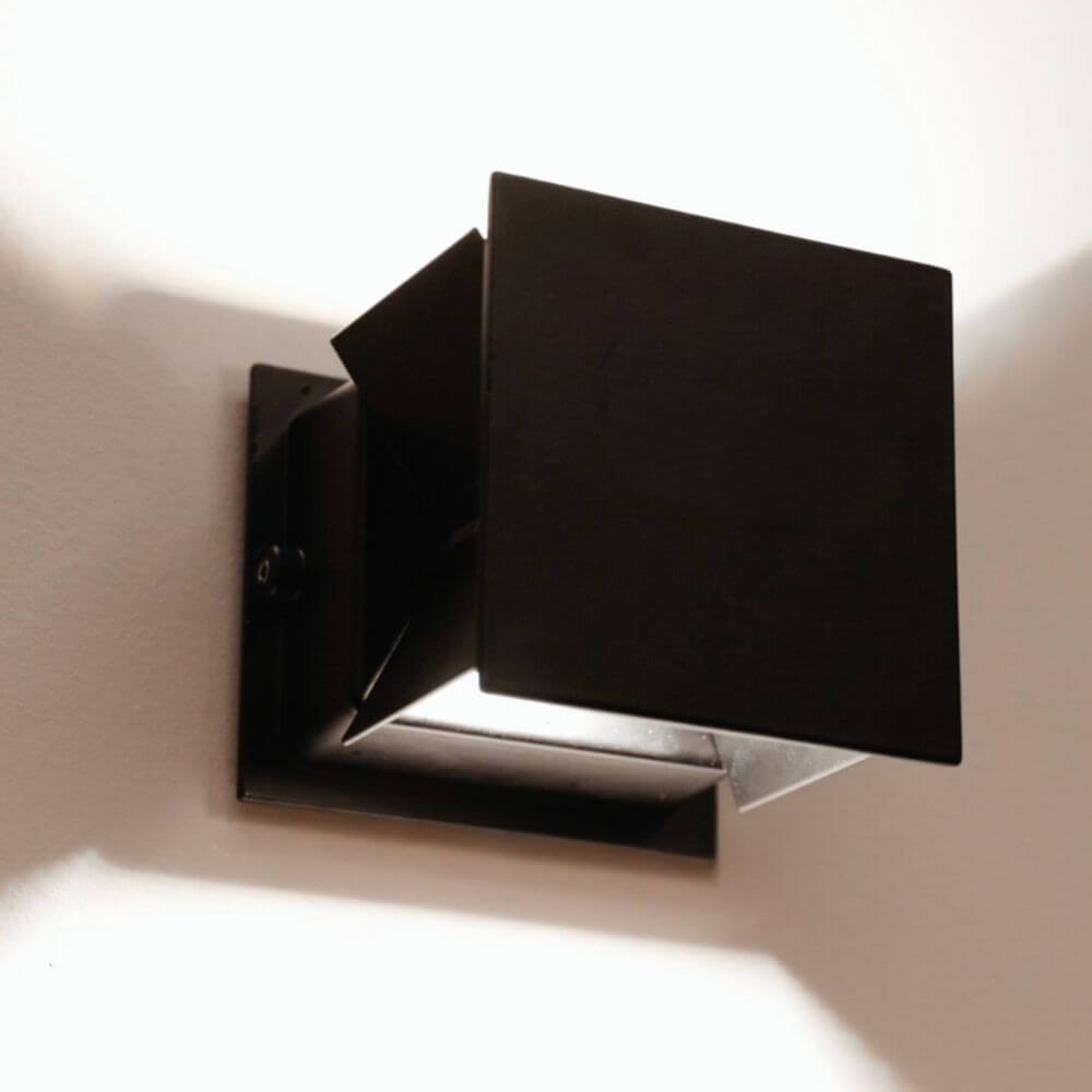 s.luce Ixa LED High Power Wandlampe IP20 in modernem, modularem Design an der Wand montiert.