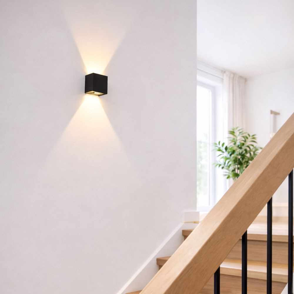 s.luce Ixa LED High Power Wandlampe IP20, moderne Wandleuchte in schwarzem Design an einer Treppe.