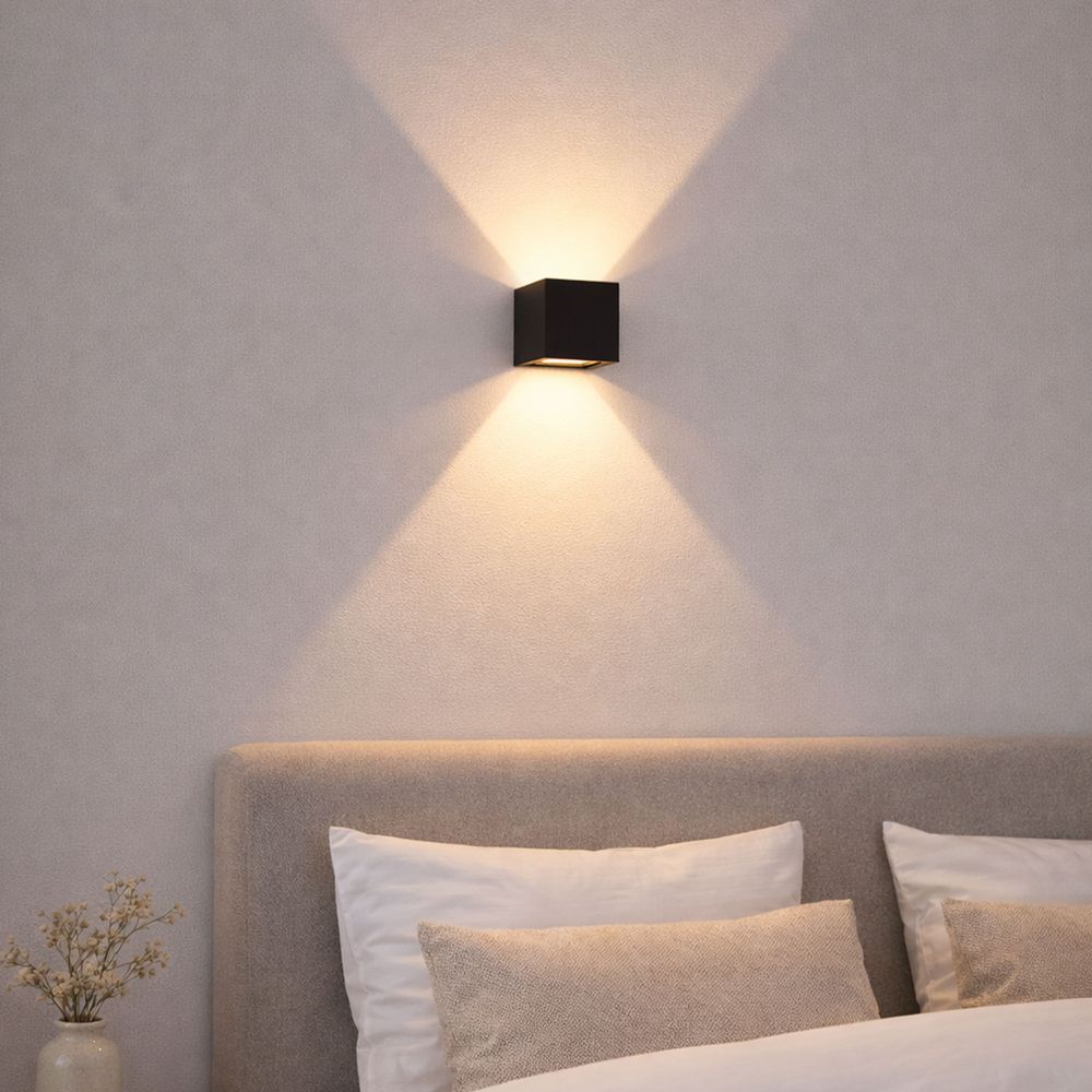 s.luce Ixa LED High Power Wandlampe IP20 an einer Schlafzimmerwand über einem Bett