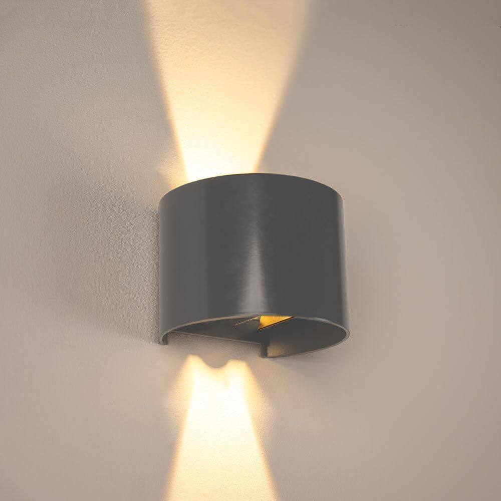 s.luce Ixa LED High Power Wandlampe IP20 in modernem Design mit zurückhaltender grauer Farbe.