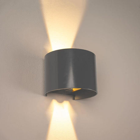 s.luce Ixa LED High Power Wandlampe IP20 mit modernem Design und modularer Struktur an einer Wand montiert.