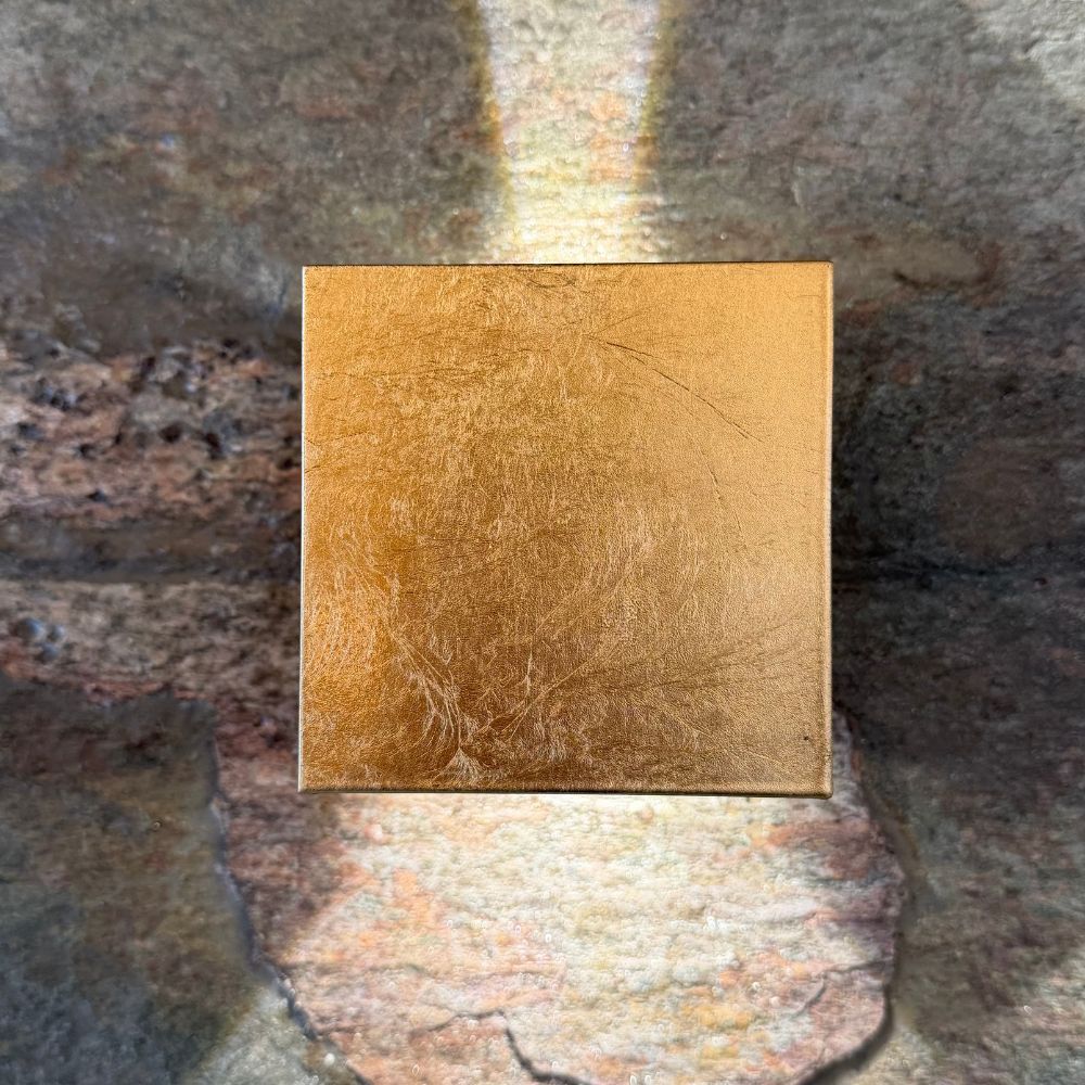 s.luce Ixa LED High Power Wandlampe IP20 in gold auf steinartigem Hintergrund