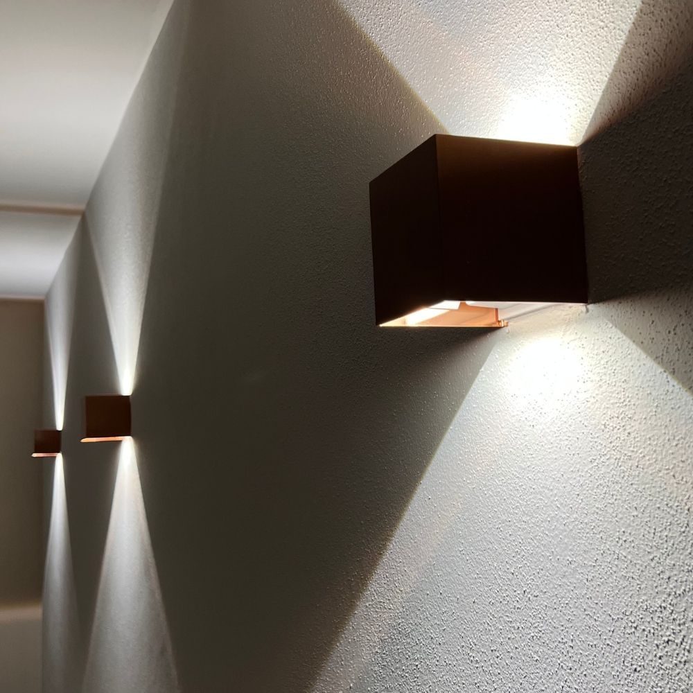 s.luce Ixa LED High Power Wandlampe IP20 an Wänden mit modernem minimalistischem Design.