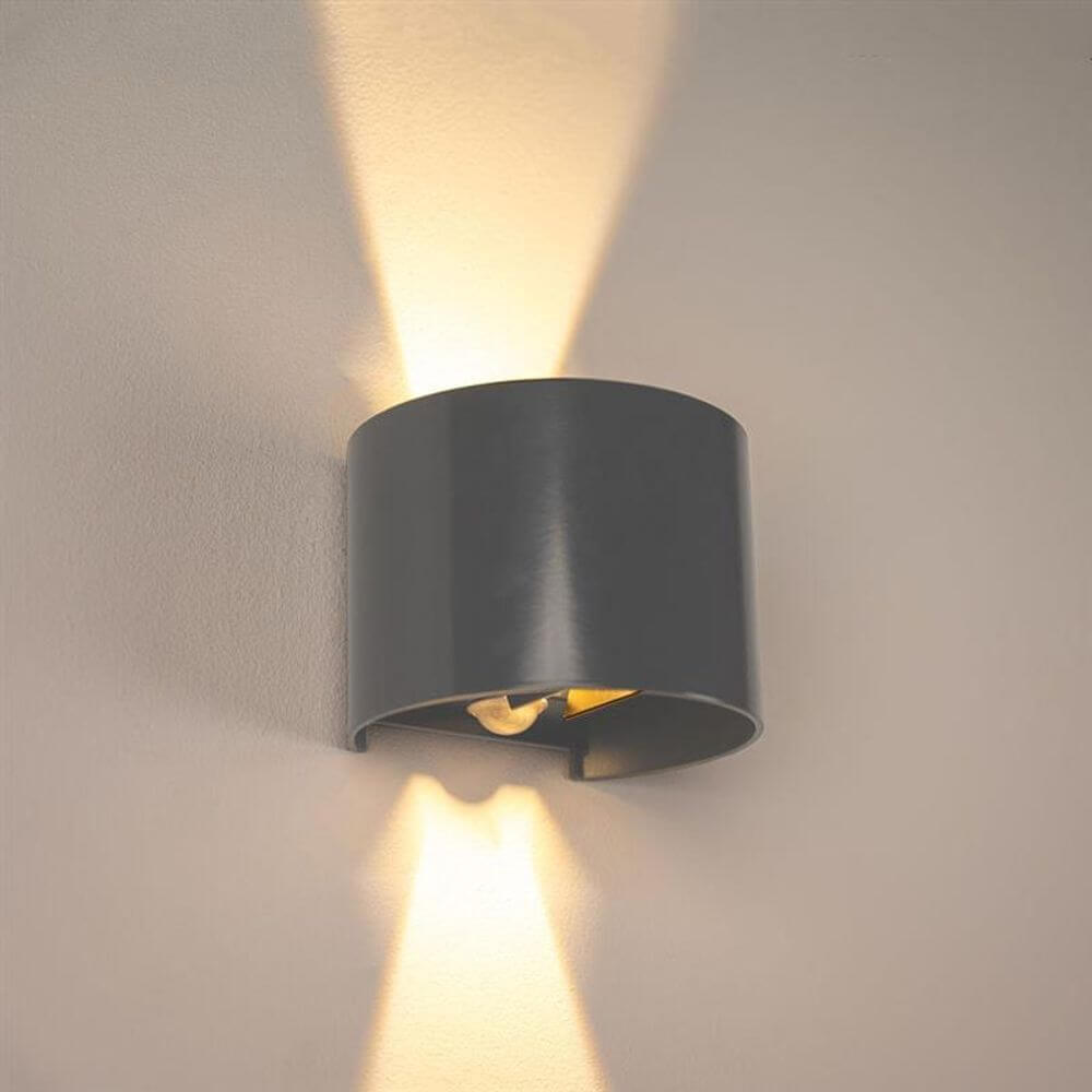 s.luce Ixa LED Wandlampe mit Bewegungsmelder an einer Wand, elegant und modern mit energiesparender Funktion.