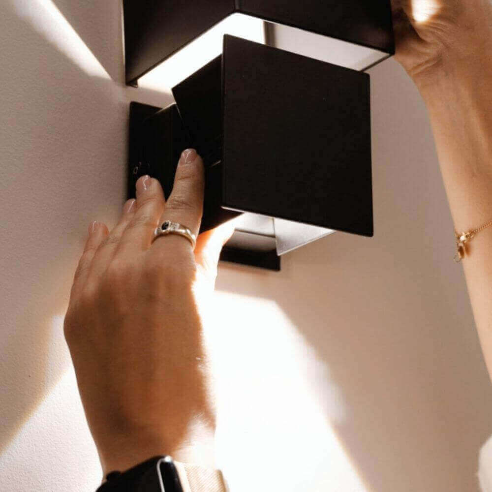 s.luce Ixa LED wall lamp with motion sensor is mounted on the wall.