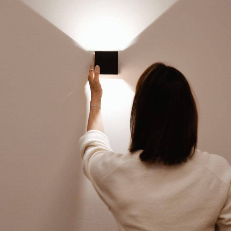 s.luce Ixa LED Wandlampe mit Bewegungsmelder an einer Wand installiert.