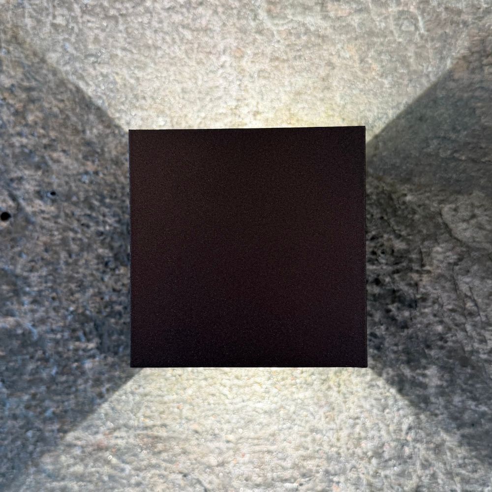 s.luce Ixa LED Wandlamp met bewegingssensor op grijze achtergrond, modern ontwerp met bewegingsfunctie.