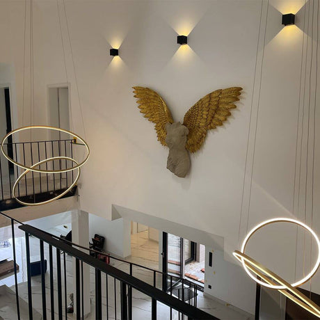 s.luce LED Ring Hängeleuchte 2-flammig Zentrisch in stilvollem Raum mit Dekoration und moderner Beleuchtung.