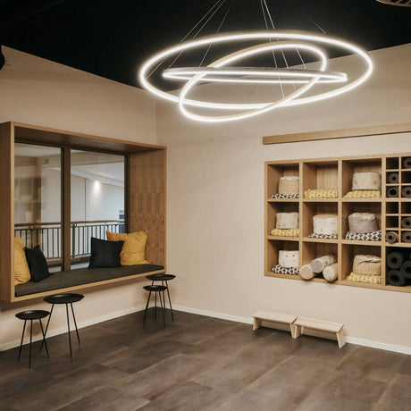s.luce LED Lampada a sospensione Ring a 3 luci centrata in uno spazio moderno con scaffale in legno e zona salotto.