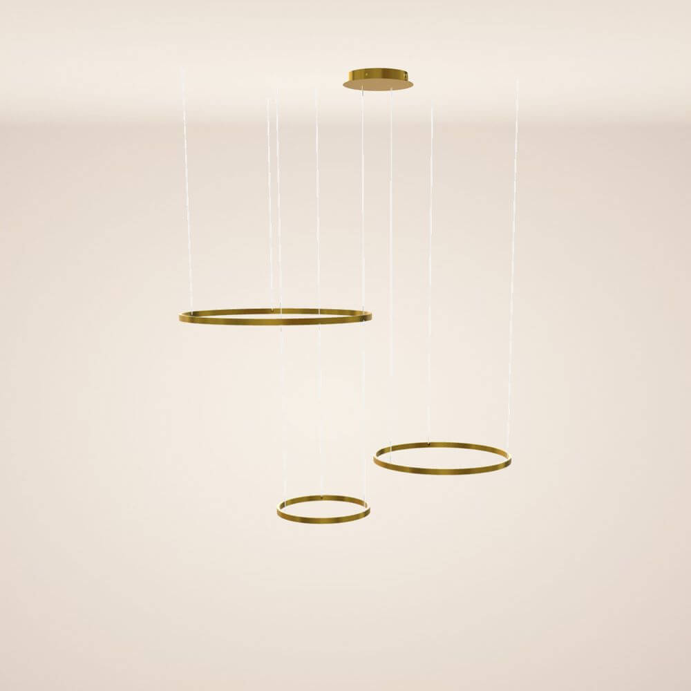s.luce Lampa wisząca LED Ring 3-płomieniowa ekscentryczna w złocie, trzy pierścienie w różnych rozmiarach, elegancki design.