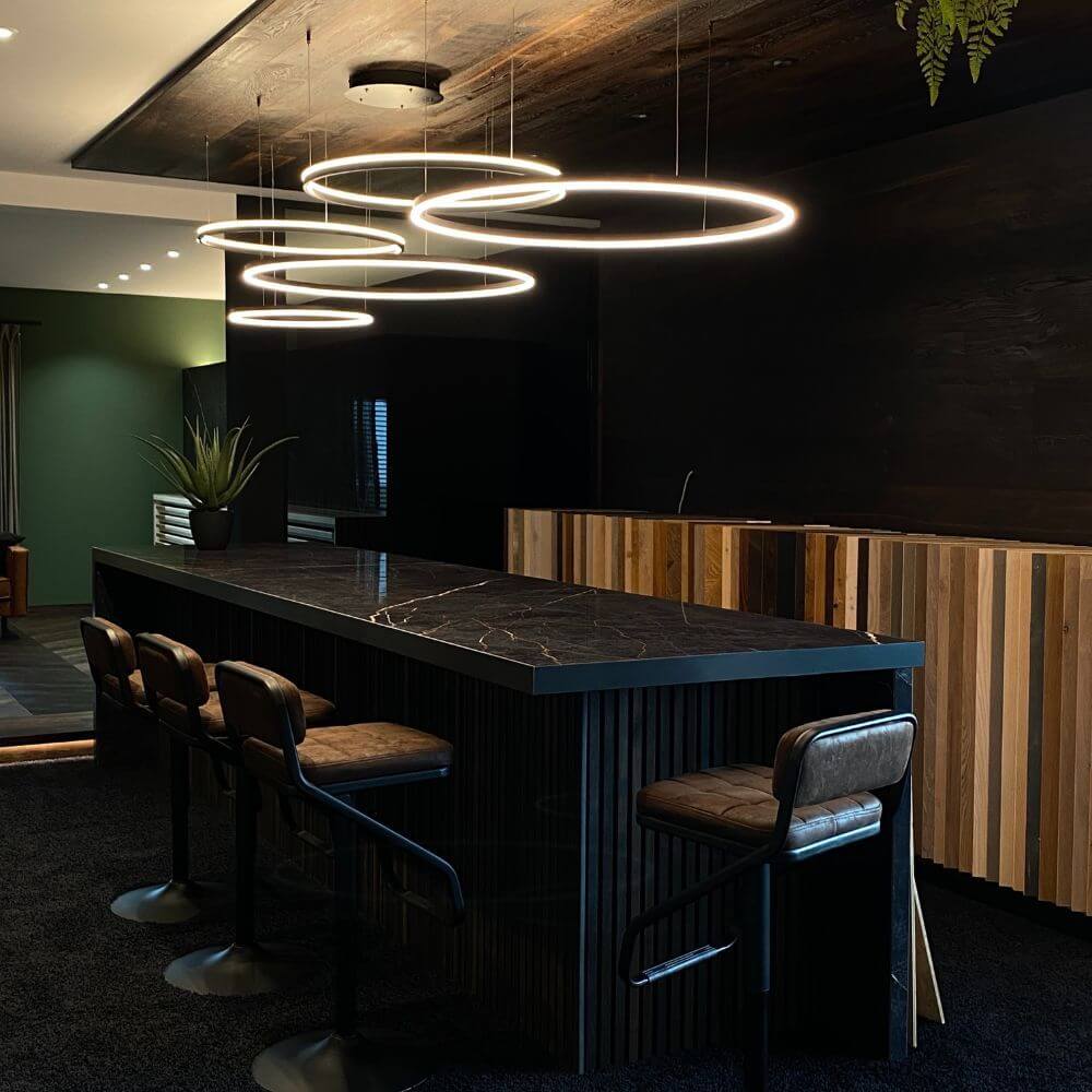 s.luce LED Ring Hängeleuchte 5-flammig Exzentrisch über einer modernen Kücheninsel in stilvollem Interieur.