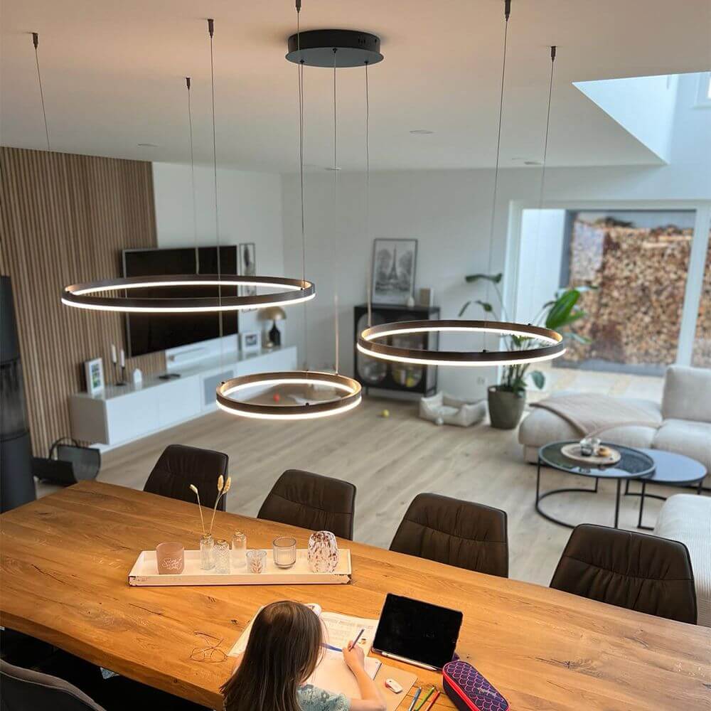s.luce LED Ring Hängeleuchte Ø 60cm über einem Esstisch in modernem Wohnraum.