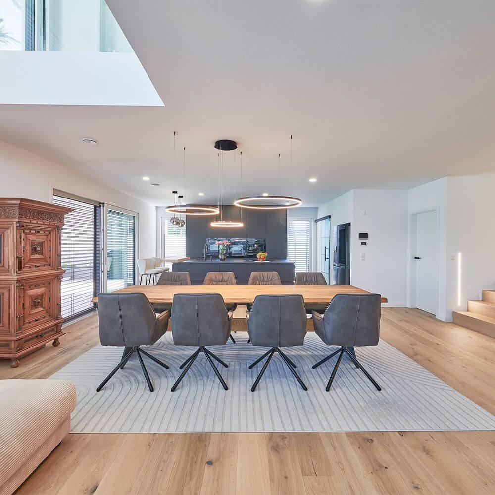 Moderne Esszimmer mit s.luce LED Ring Hängeleuchte und stilvollen Möbeln in hellen Tönen.