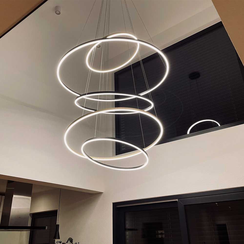 s.luce LED Ring Pendellampa 5-ljuskällor centralt i modern design med lysande ringar i rummet.