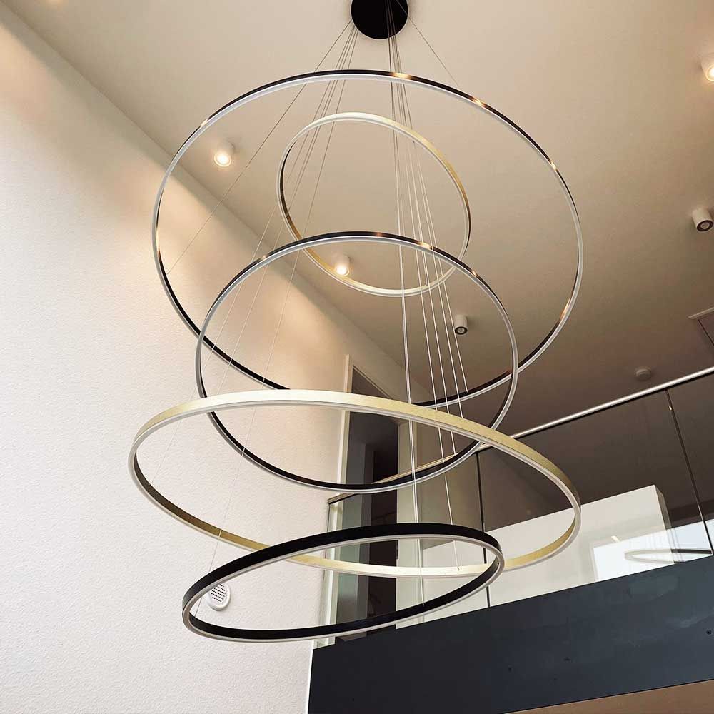s.luce LED Ring Pendellampa 5-ljuskällor centralt i modernt inomhus, stilren design med eleganta ringar.