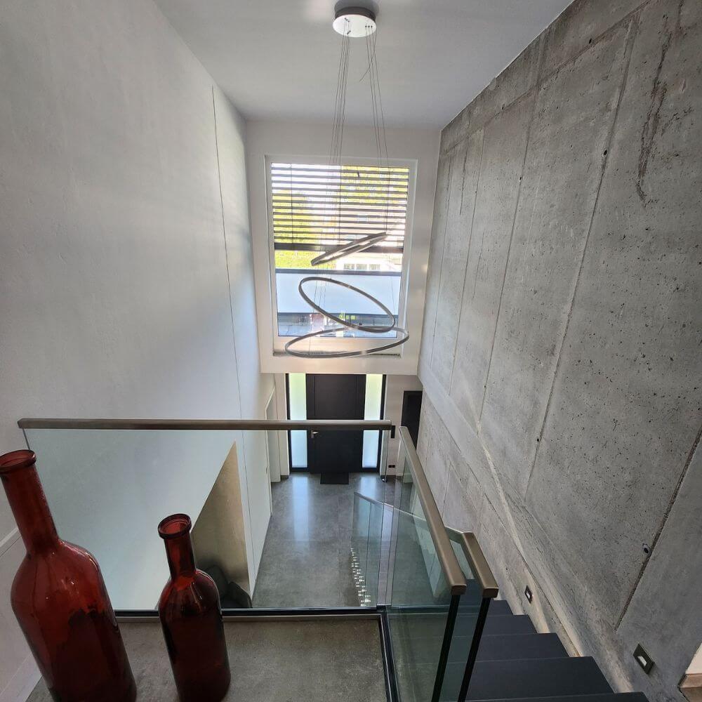 s.luce LED Ring Pendelleuchte rund Direkt oder Indirekt über Treppe in modernem Eingangsbereich.