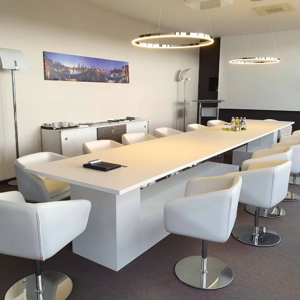 s.luce LED Ring Pendelleuchte rund Direkt oder Indirekt über eleganter Besprechungstisch in modernem Konferenzraum.