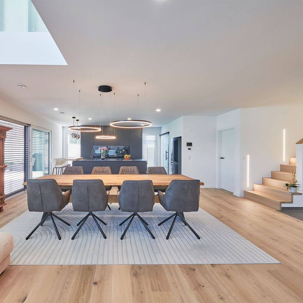 s.luce LED Ring Pendelleuchte rund Direkt oder Indirekt in modernem Essbereich mit Holztisch und eleganten Stühlen.