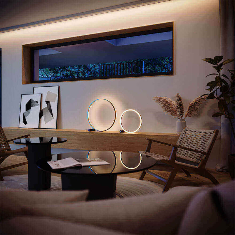 s.luce Leuchten im modernen Wohnzimmer mit runden Tischlampen und skandinavischem Design.