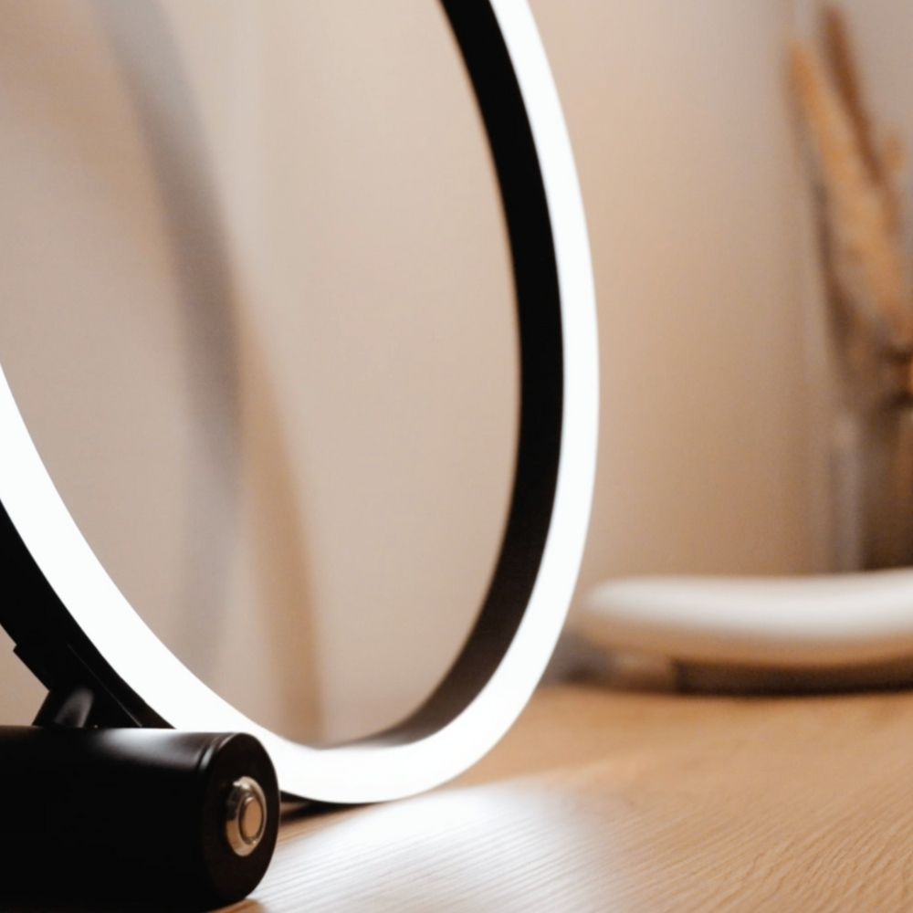 s.luce LED Ring-pöytävalaisin yksityiskohdassa modernilla designilla ja tyylikkäällä valolla.
