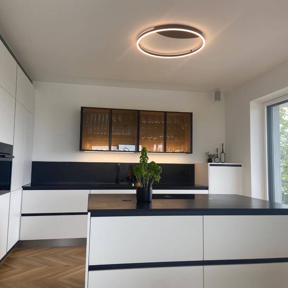 s.luce LED Ring Wandlamp & Plafondlamp Dimbaar modern rond in een moderne keuken met elegant ontwerp.
