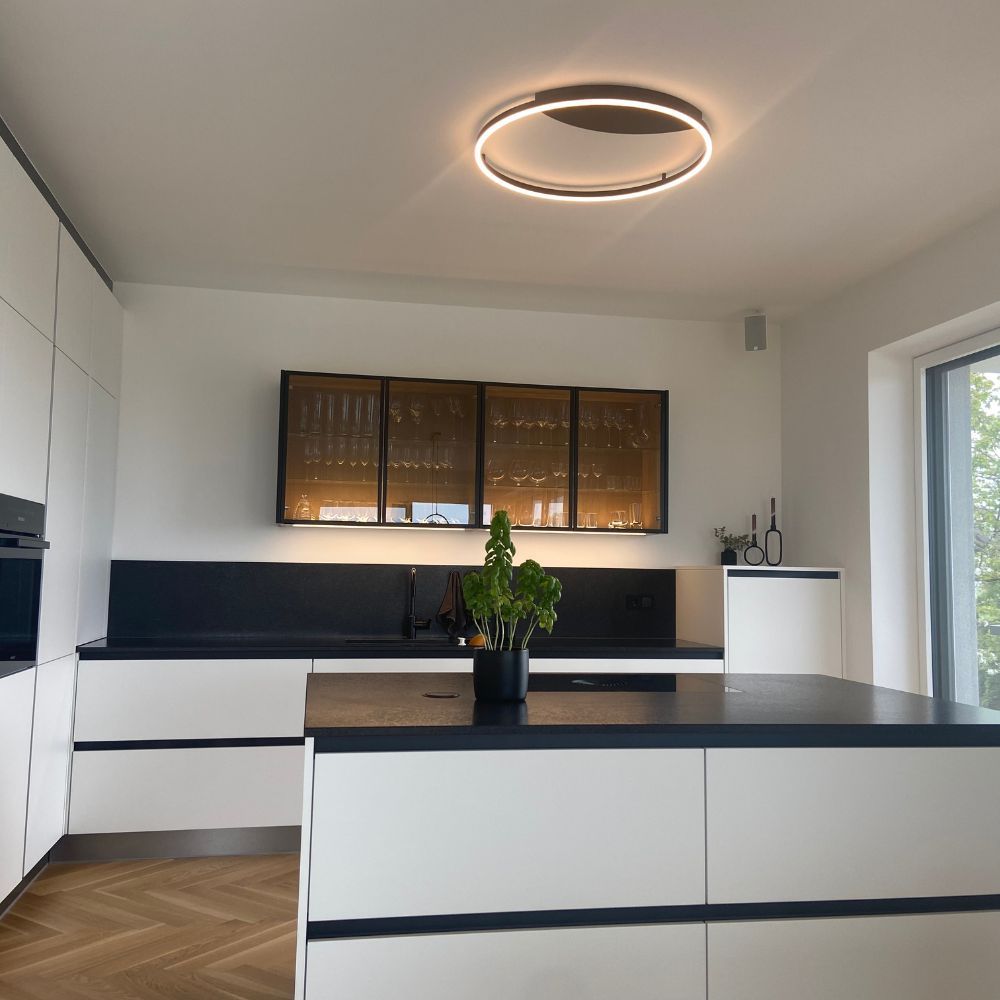 s.luce LED Aplique de parede e candeeiro de teto Ring Regulável moderno redondo numa cozinha moderna com design elegante.
