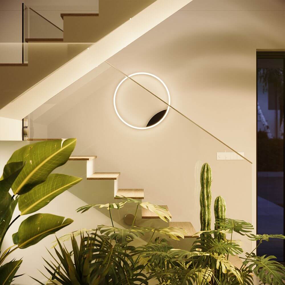 s.luce LED Ring Wandlamp & Plafondlamp Dimbaar modern rond in een elegante woonkamer met planten.