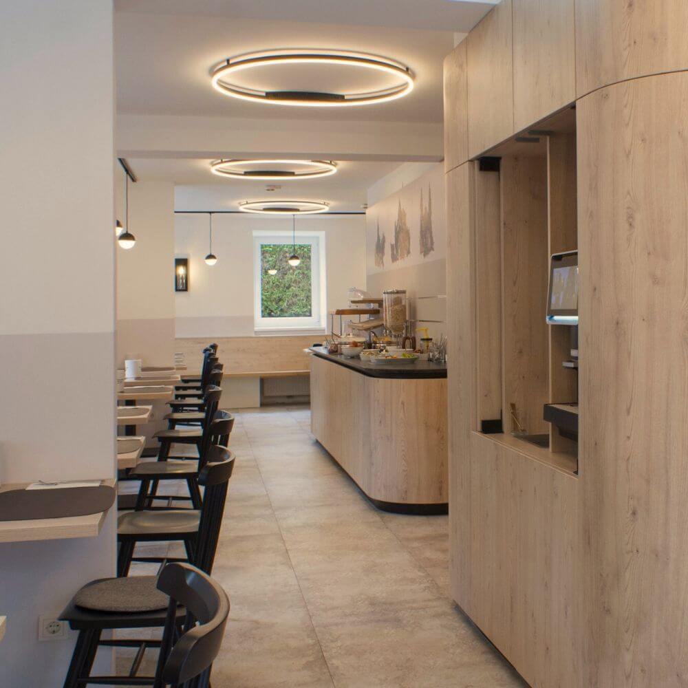 s.luce LED Ring Wandlamp & Plafondlamp Dimbaar modern rond in een moderne interieur met houten oppervlakken.