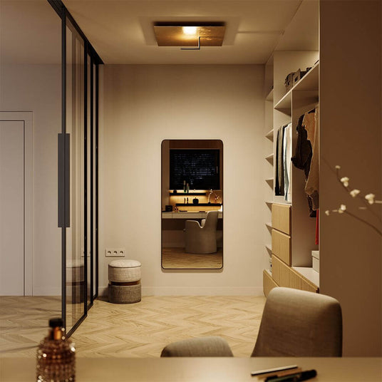 s.luce Lámpara de pared y techo LED Edge en una habitación moderna con muebles elegantes y espejo.