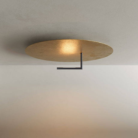 Moderne Deckenleuchte in Gold mit minimalistischer schwarzer Halterung, stilvolles Design für jede Innenarchitektur.