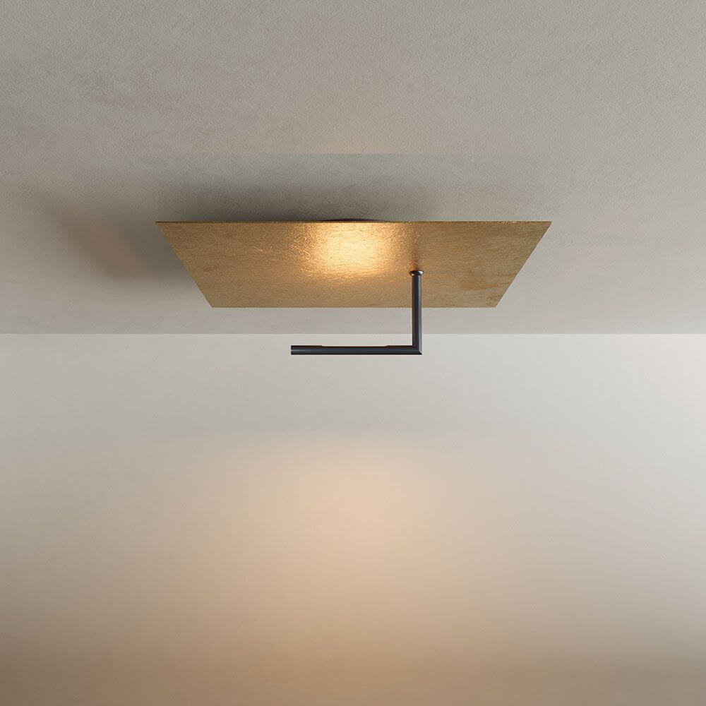 s.luce Edge LED Wand- und Deckenlampe mit flacher Bauweise, goldener Oberfläche und natürlichem Licht.