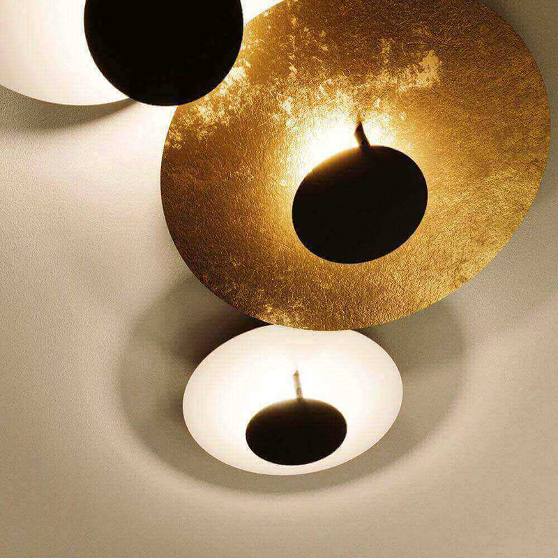 s.luce Lâmpada de parede e teto LED Plate em círculos dourados e brancos para iluminação indireta.