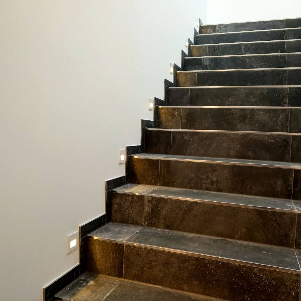 s.luce LED-Wandeinbauleuchte Box 60lm an einer Treppe, moderne Beleuchtung für Flure und Eingangsbereiche.