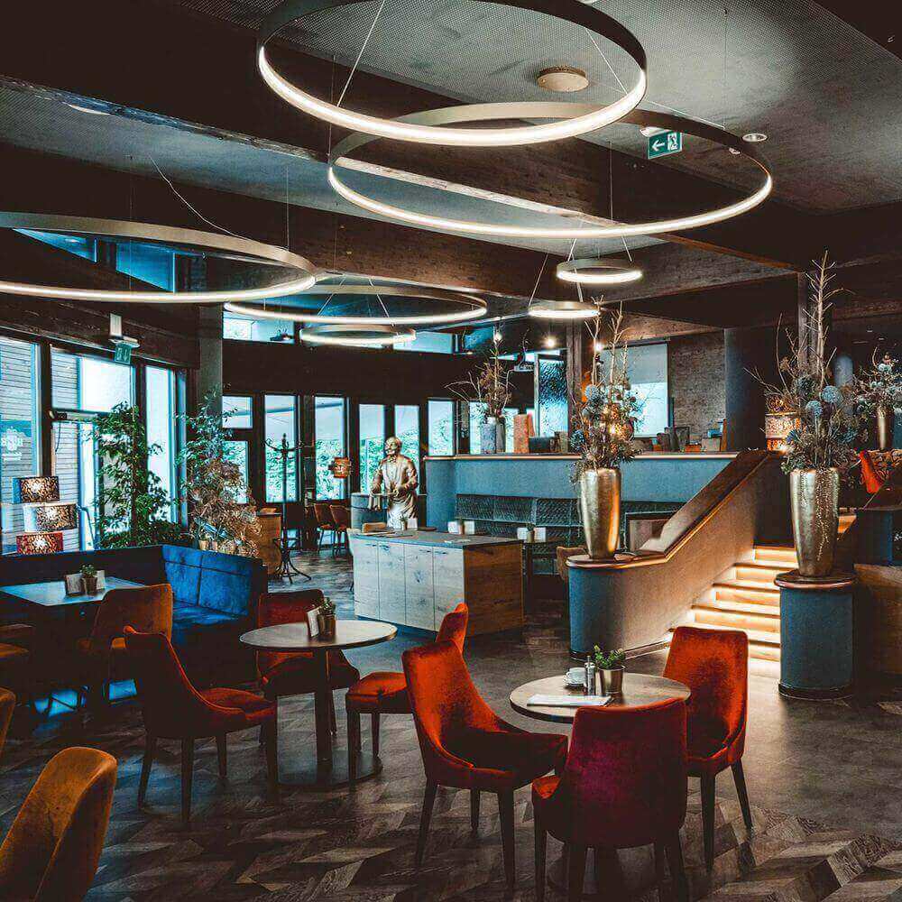 s.luce Made LED-Ring XL Pendelleuchte ø bis 230 cm Dimmbar RAL in moderner Restaurant-Atmosphäre.