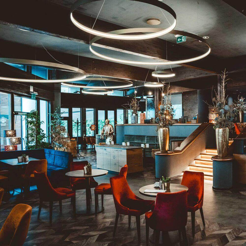 s.luce Made LED-Ring XL Pendelleuchte Ø bis 230 cm Dimmbar RAL in modernem Restaurant-Ambiente.