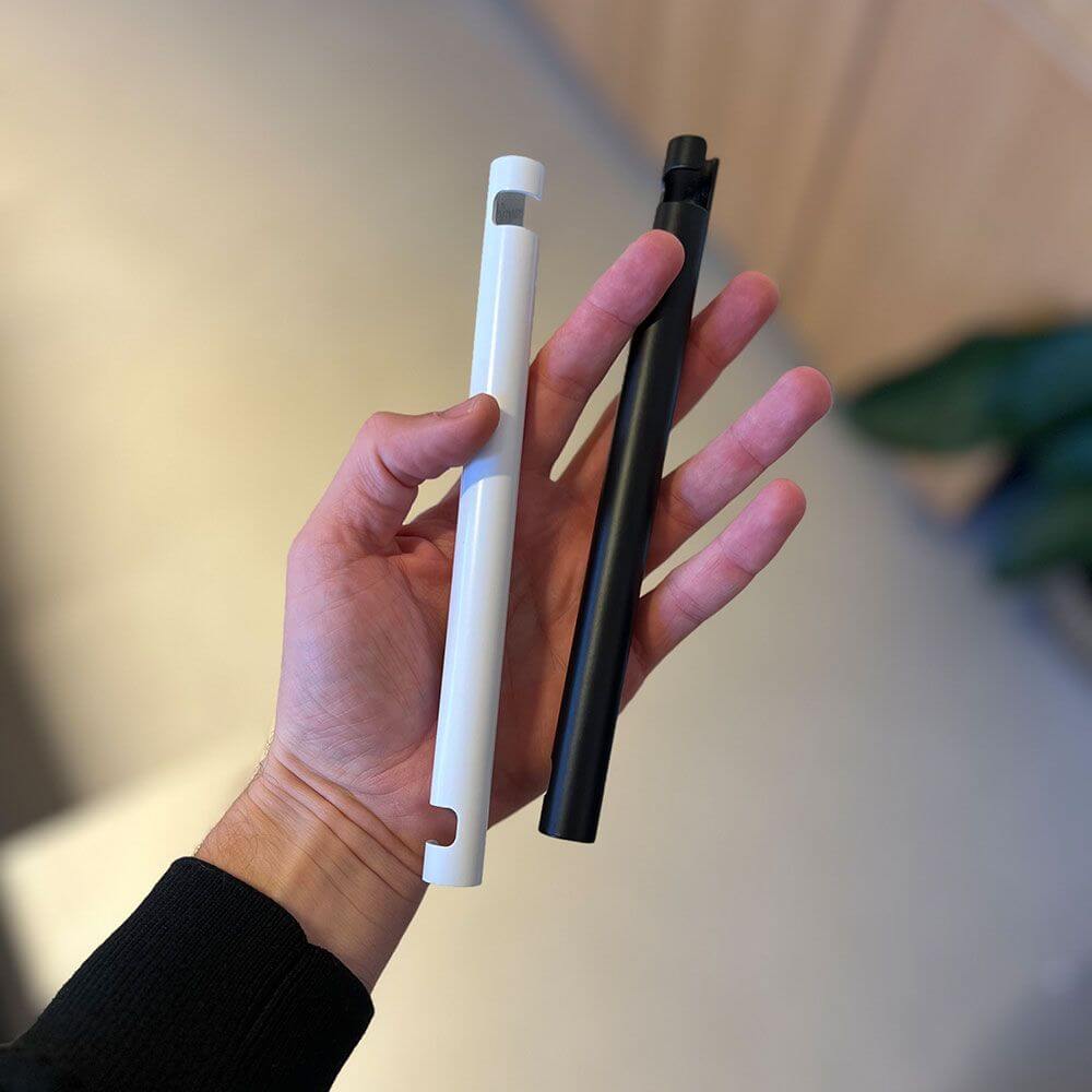 s.luce Modular Kabelkürzer in Weiß und Schwarz, präsentiert in einer Hand, ideal zur Anpassung von Kabeln.