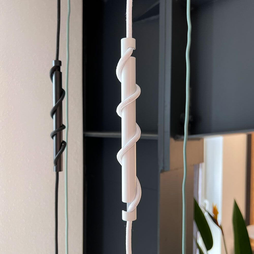 s.luce Modular Kabelkürzer in Weiß mit Kabelmanagement-System für einfache Anpassungen der Kabelhöhe.